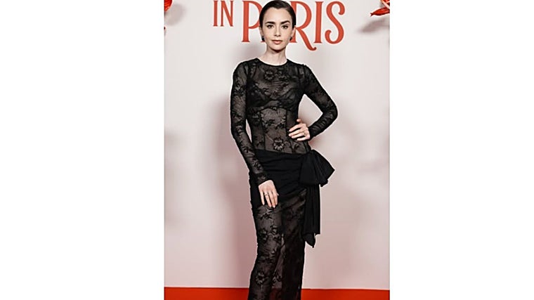 Lily Collins com vestido de Alessandra Rich