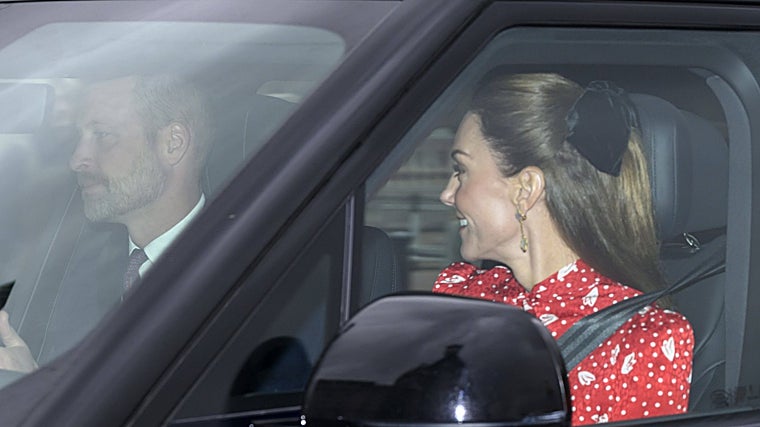 Kate Middleton com meio penteado decorado com laço de veludo.