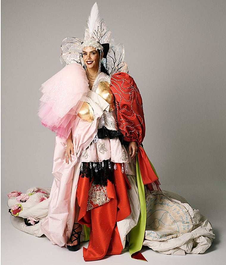 O look Campanadas 2025 reformulado de Pedroche combina tecidos e elementos de todos os seus looks anteriores.