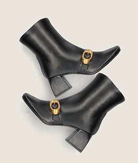 Imagem Secundária 2 – Importância dos detalhes nos acessórios. Peças Schiaparelli, bolsa Mécules (235€) e botins Mascaró.