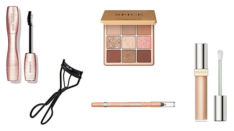 Lash Idôle Curl Goddess Máscara de pestañas de Lancôme (40 €); Rizador de pestañas de Uklash (9,90 euros, en Druni); Paleta de sombras Mini Spice Eye Shadow Palette de Anastasia Beverly Hills (39,53 €, en Druni); Lápiz de ojos nude Scandaleyes Waterproof Kohl Kajal de Rimmel London (5,95 €, en Druni); Corrector Ocultador Prada (42€).