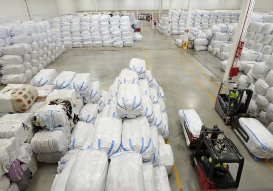 Las plantas de Moda cuentan con cintas atendidas por trabajadores, pero también con la última tecnología al servicio del reciclado.