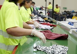 Tiendas de segunda mano, reciclaje y empleo social: así es la mayor gestora de residuo textil