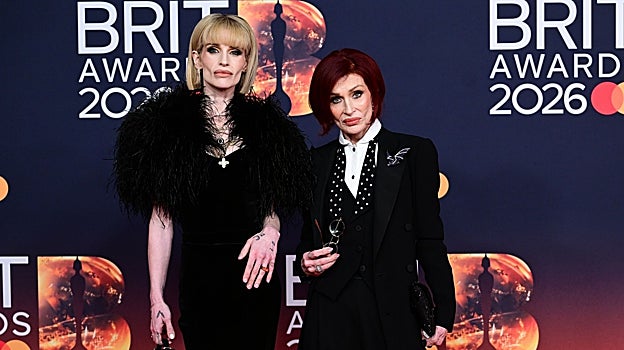 Imagen después - Kelly y Sharon Osbourne en 2010 y actualmente