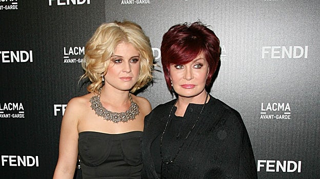 Imagen antes - Kelly y Sharon Osbourne en 2010 y actualmente