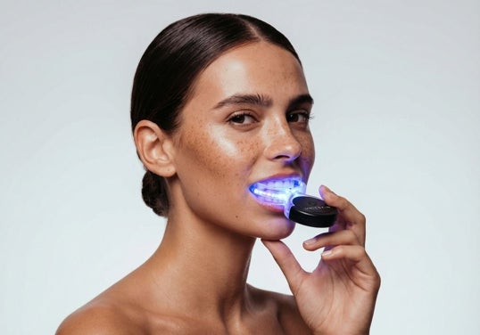 Unicled White Smile 5.0, el dispositivo de blanqueamiento dental de Unicskin para una sonrisa radiante en casa.