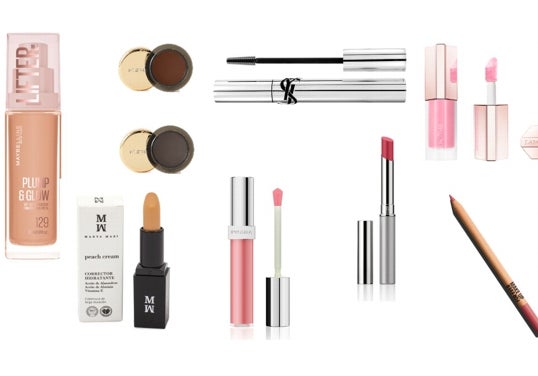 Base de maquillaje Lifter Plump & Glow de Maybelline NY (11,99€); Sombra de ojos cremosa Solo Shadow de Merit (29 €); Máscara de pestañas Lash Latex de Yves Saint Laurent (45 €); Colorete Skin Idôle Juicy Blush de Lancôme (38€); MM Corrector Hidratante Crema Melocotón de Marta Masi (22,99 €); Bálsamo de labios con acabado brillo Prada Reflection (46 €); Barra de labios Almost Lipstick (32,50 €); Lápiz Artist Color Pencil de Make Up Forever (27 €, en Sephora).