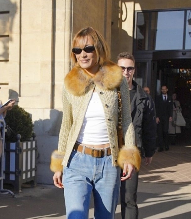 Bella Hadid con un bob con flequillo en París.