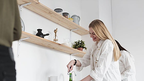 Kelly Hoppen, interiorista: «Crear movimiento en una estantería resulta más agradable a la vista, y además, arquitectónicamente, es mucho mejor»
