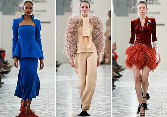 Zapatos con plumas: salón, mules y con pulsera de Claro Couture.