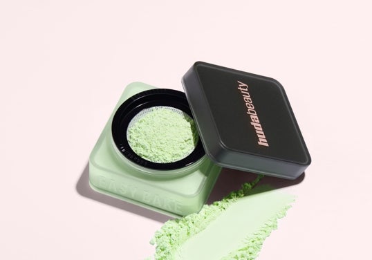 Easy Bake Loose Baking & Setting Powder de Huda Beauty.