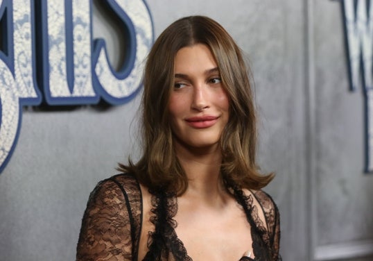 El castaño avellana de Hailey Bieber es perfecto para esta primavera.