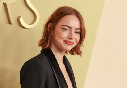 Emma Stone con el pelo cobrizo, tendencia de la primavera.