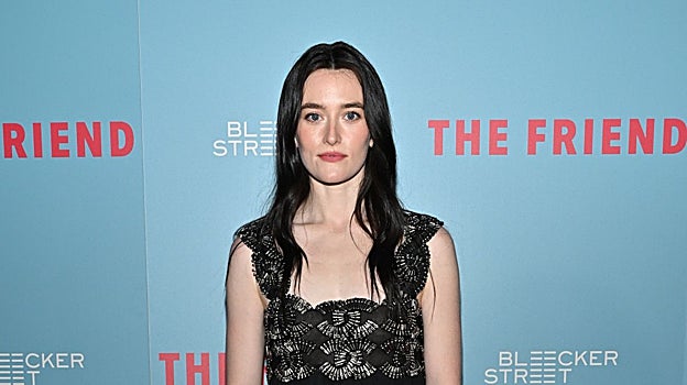 Imágenes anteriores - Sarah Pidgeon como morena y rubia, luego de cambiar su look para interpretar a Carolyn Bessette.