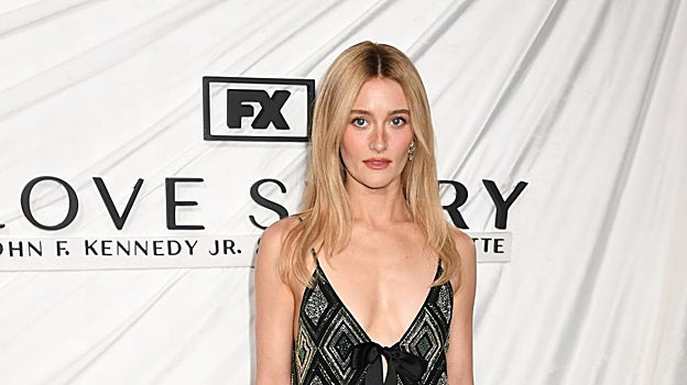 Imágenes posteriores: Sarah Pidgeon de morena y rubia, después de cambiar su look para interpretar a Carolyn Bessette.