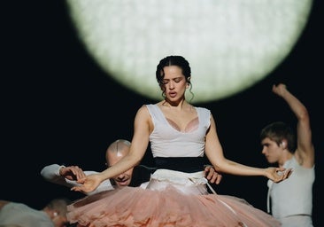 Rosalía y su estética LUX: de sus cejas al maquillaje, la manicura y los peinados