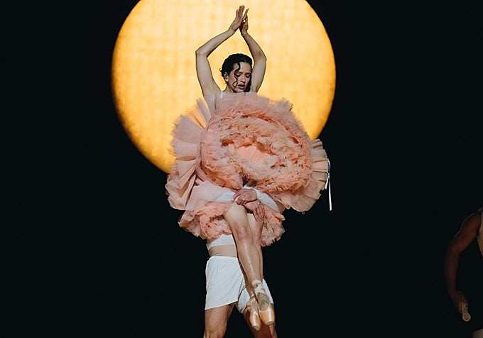 Rosalía con un look diseñador por Stefano Gallici para Ann Demeulemeester, en uno de los conciertos celebrados en Madrid.