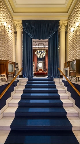 Imagen secundaria 2 - La cocina Schmidt por Lemon Studio con su mueble versátil de uso 360; la zona de paso y patio interior de JYSK por Studio MO, con su pared de papel decorativo protagonista, y la escalera de entrada de Bang&Olufsen y Virginia Albuja.