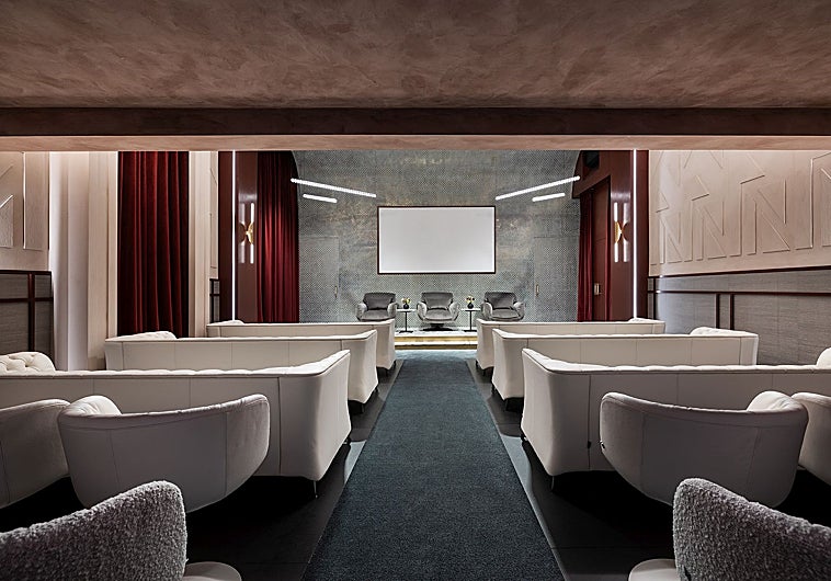 Imagen principal - El auditorio Valpaint de Miguel Muñoz Studio; el salón Neolith con PersonalK, pensado para todos los momentos de sus ocupantes, y el coqueto vestidor La Redoute con Top Design Studio.