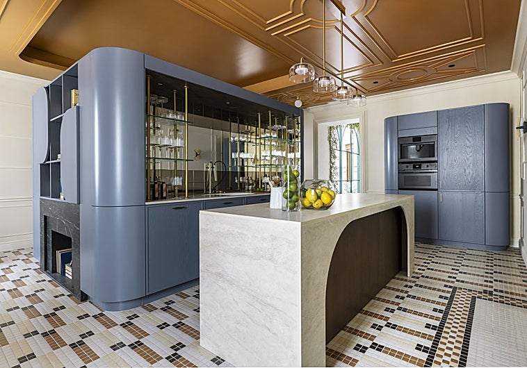 Imagen principal - La cocina Schmidt por Lemon Studio con su mueble versátil de uso 360; la zona de paso y patio interior de JYSK por Studio MO, con su pared de papel decorativo protagonista, y la escalera de entrada de Bang&Olufsen y Virginia Albuja.