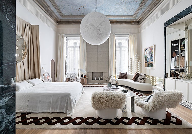 Imagen principal - Espacio ITA-Italian Trade Agency, por Rebuelta Domecq, con un fantástico techo pintado; el salón-bar de Aitex con Mariana Paccieri (madera, arcilla, piedra) y el baño de Strohm Teka por Viteri/Lapeña con su celosía utilizada creativamente y sus formas redondeadas.