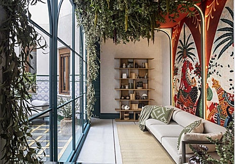 Imagen secundaria 1 - La cocina Schmidt por Lemon Studio con su mueble versátil de uso 360; la zona de paso y patio interior de JYSK por Studio MO, con su pared de papel decorativo protagonista, y la escalera de entrada de Bang&Olufsen y Virginia Albuja.