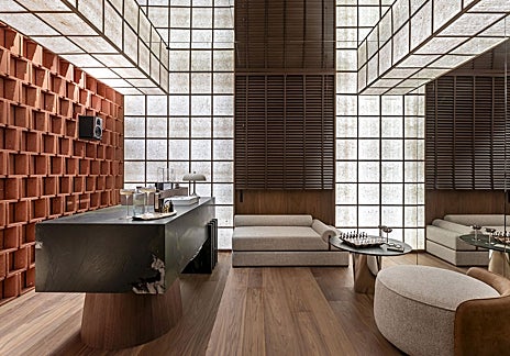 Imagen secundaria 1 - Espacio ITA-Italian Trade Agency, por Rebuelta Domecq, con un fantástico techo pintado; el salón-bar de Aitex con Mariana Paccieri (madera, arcilla, piedra) y el baño de Strohm Teka por Viteri/Lapeña con su celosía utilizada creativamente y sus formas redondeadas.