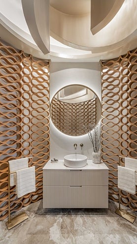 Imagen secundaria 2 - Espacio ITA-Italian Trade Agency, por Rebuelta Domecq, con un fantástico techo pintado; el salón-bar de Aitex con Mariana Paccieri (madera, arcilla, piedra) y el baño de Strohm Teka por Viteri/Lapeña con su celosía utilizada creativamente y sus formas redondeadas.