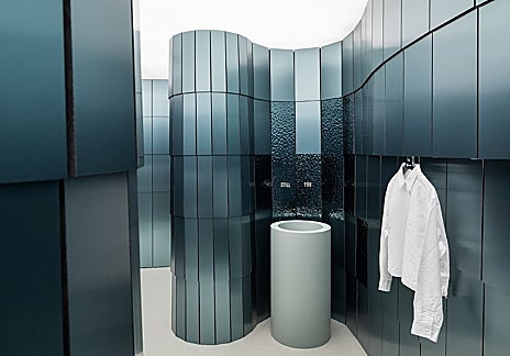 Imagen secundaria 1 - El lobby decorado por Nost para Sircle Collection & Take Point, con gran protagonismo de los textiles; el baño mineral y curvo de Homapal por Clap Studio y el colorido espacio de Castilla La Mancha con su apuesta por la artesanía.