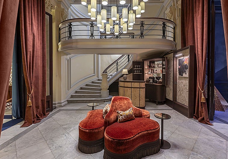 Imagen principal - El lobby decorado por Nost para Sircle Collection & Take Point, con gran protagonismo de los textiles; el baño mineral y curvo de Homapal por Clap Studio y el colorido espacio de Castilla La Mancha con su apuesta por la artesanía.