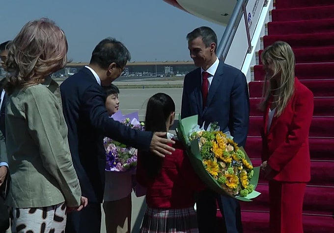 Begoña Gómez con traje rojo en su llegada a China