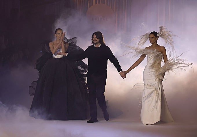 Stéphane Rolland sale a saludar en el desfile