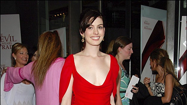 Imagen antes - Anne Hathaway en 2006 en el estreno en Nueva York, y en 2026 en el estreno en Londres.