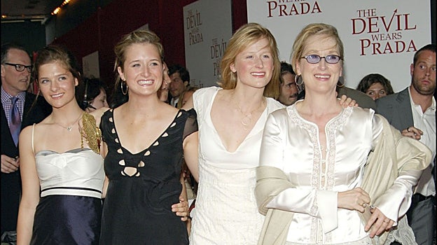 Imagen antes - Meryl Streep en 2006, junto a sus hijas, y en 2026, en el preestreno de Corea.