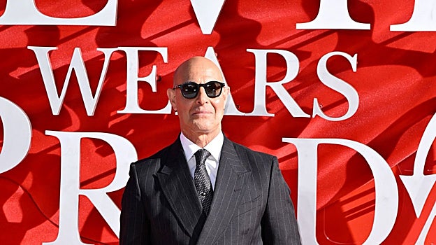 Imagen después - Stanley Tucci en 2006 y en 2026.
