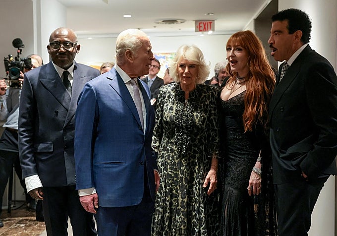 Los reyes de Inglaterra con Charlotte Tilbury y Lionel Richie.