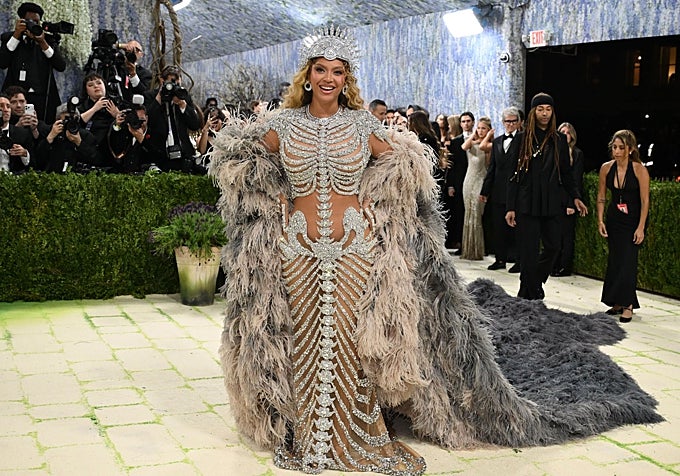 El vestido de Beyoncé, en forma de esqueleto con diamantes.
