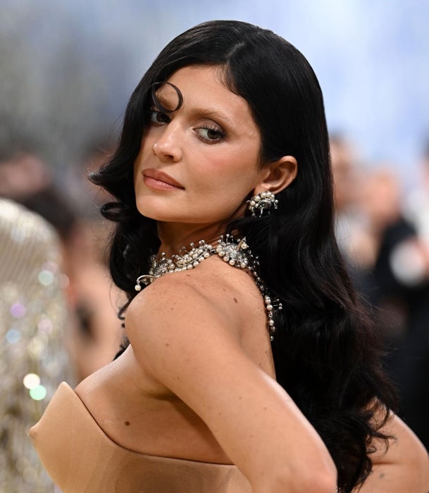Kylie Jenner con cejas decoloradas.