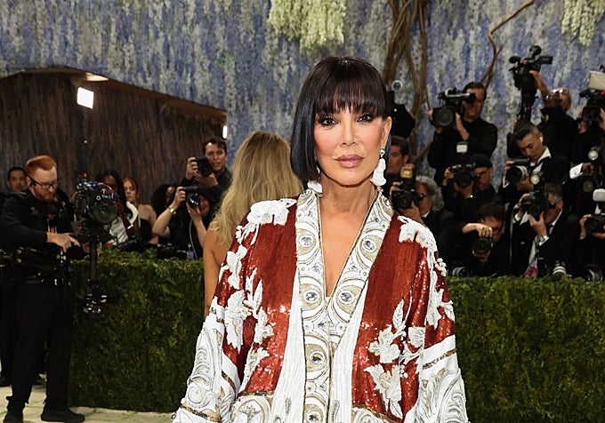 Kris Jenner con flequillo despuntado y corte carré en la Gala Met.