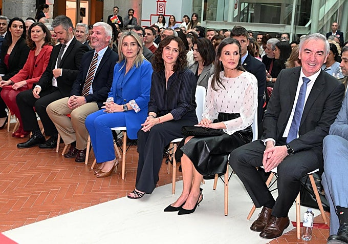 La Reina Letizia y la presidenta de la Comunidad de Madrid en la entrega de los premios de literatura infantil y juvenil.
