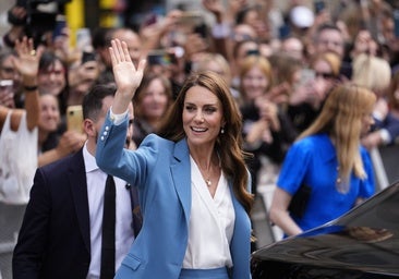 Kate Middleton estrena un original traje en su primer viaje internacional desde su enfermedad
