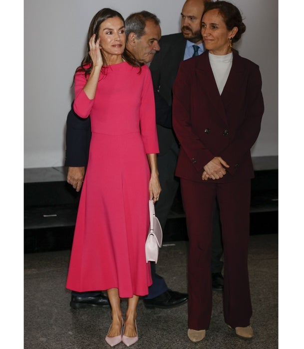 La Reina Letizia y la ministra de sanidad, Mónica García.