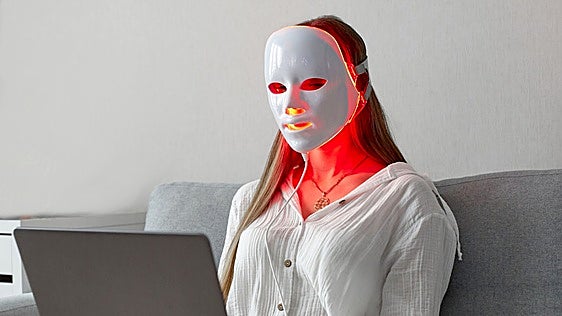 Los beneficios de la luz roja en la piel y cómo usarla en casa
