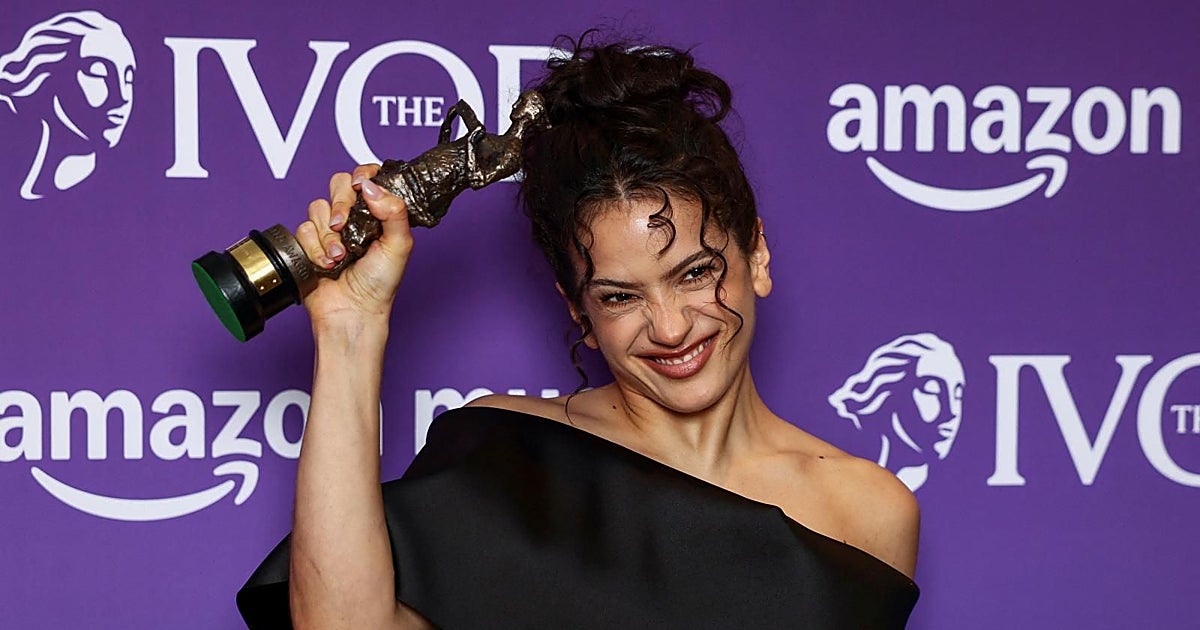 El elegante look de Rosalía para recoger un premio en Londres