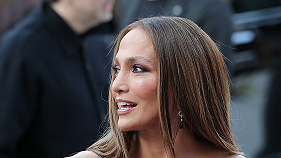 Las nuevas cejas de Jennifer Lopez: un laminado o lifting que rejuvenece y cambia el rostro