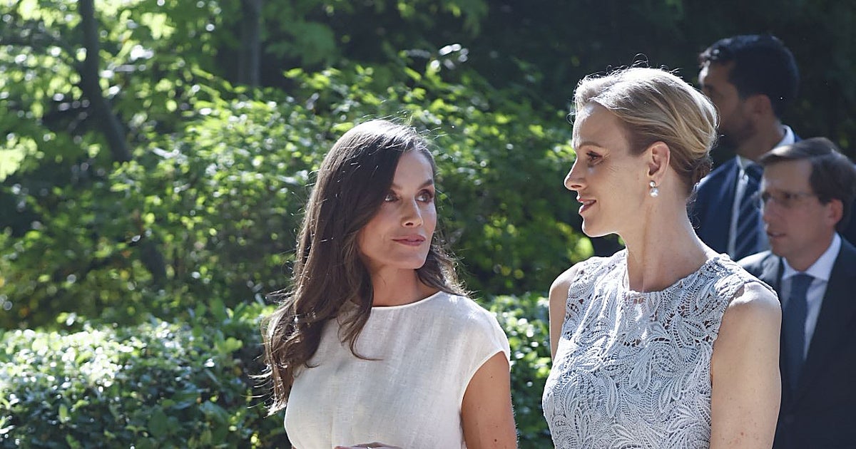 Los vestidos de la Reina Letizia y Charlene de Mónaco en su duelo de estilo en Jardín Botánico de Madrid