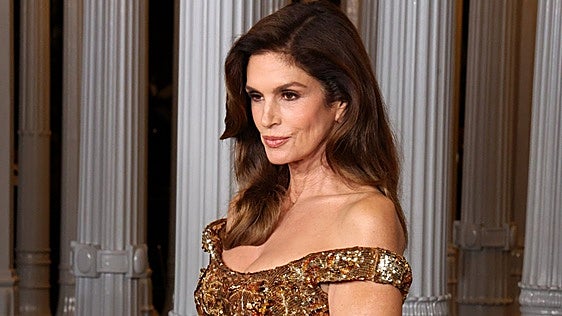 Por qué el cuello y el escote envejecen antes que el rostro y son los olvidados en el ritual de belleza