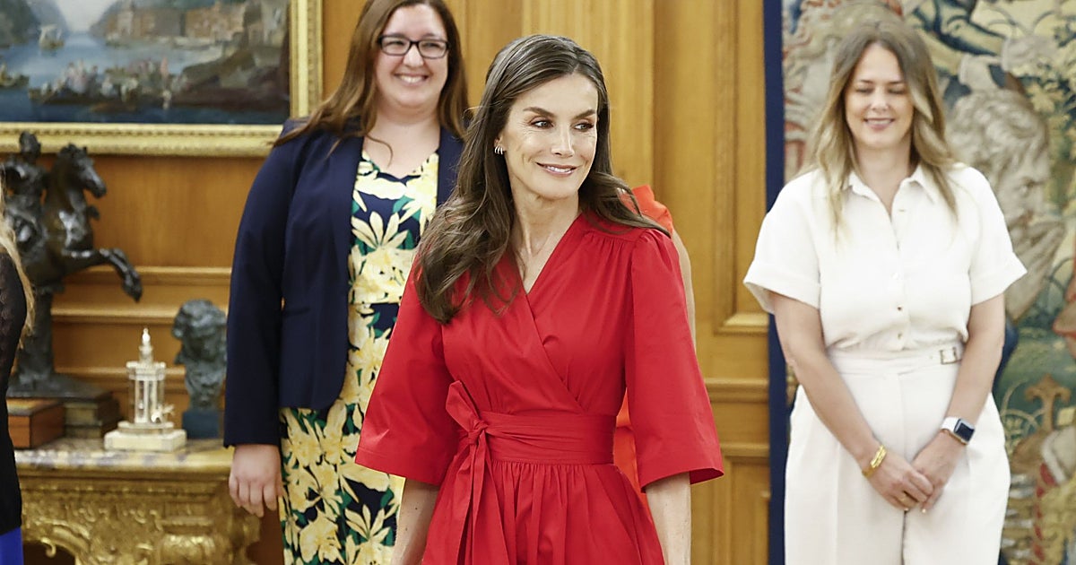 La Reina Letizia vuelve a vestirse de rojo con un nuevo vestido midi y rebajado