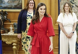 La Reina Letizia vuelve a vestirse de rojo con un nuevo vestido midi y rebajado