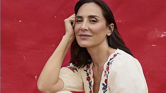 De las túnicas a los bordados: la colección de vestidos de Tamara Falcó para este verano